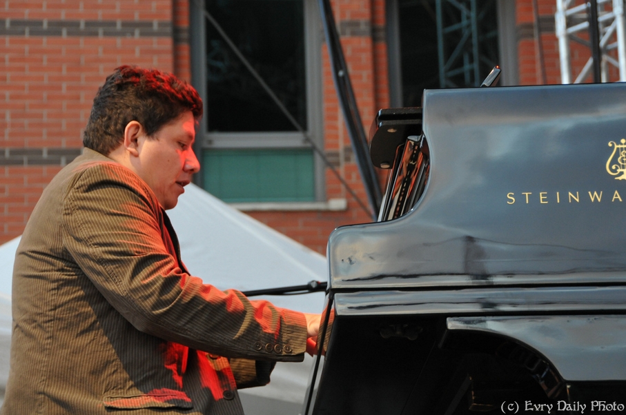 Evry Daily Photo - Fete de la Musique Evry 2010 - Yuri Buenaventura - large - 4736085628.jpg